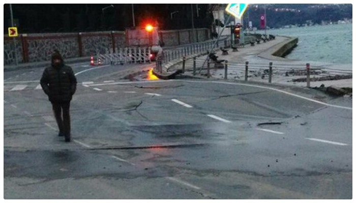İstanbul’da sahil yolu çöktü