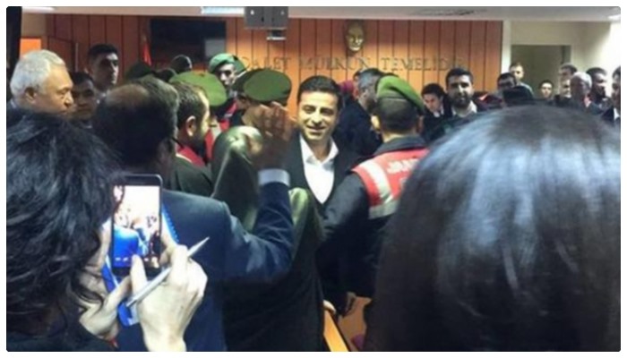 Selahattin Demirtaş: Öcalan’ın el yazısıyla ‘Evet oyu verin’ talimatını bize bakan getirdi; inkar edilirse tanık dinletiriz
