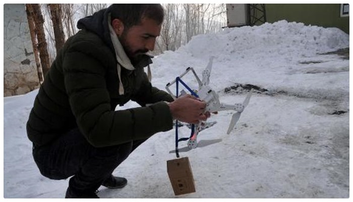 Köylüler çekmeyen telefonlarını ‘drone’ ile kaldırıp, kablosuz kulaklıkla bağlanıyor