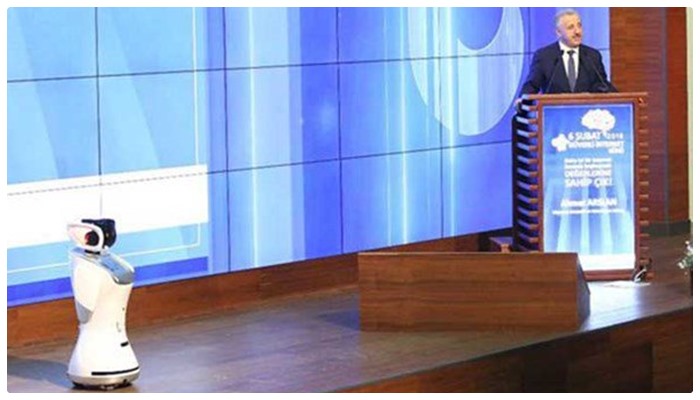 Türkiye’de ‘sansür yok’ diyen Bakan’dan, sözünü kesen robotu ‘kapatın’ talimatı!