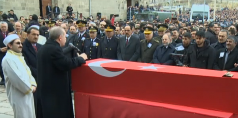 Erdoğan yine şehit tabutuna yaslanıp zafer vaadetti: Afrin fethinin müjdesi yakındır
