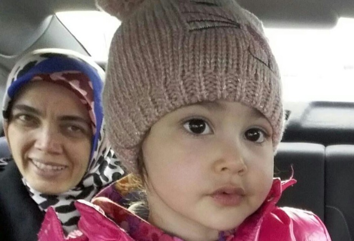 Öğretmen ve bebeğini şantaj için tutukladılar