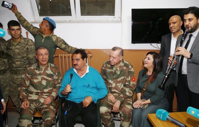 Erdoğan ve Akar’dan klarnet eşliğinde şarkılı, türkülü sınır karakolu ziyareti