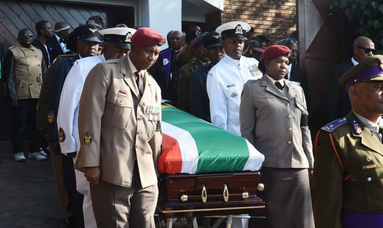 Güney Afrika’nın Annesi’ni onbinler uğurladı