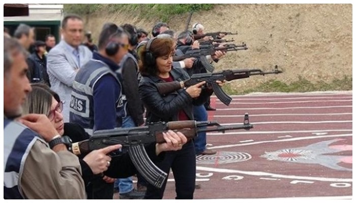 Polislerden muhtarlara kalaşnikoflu eğitim talimi