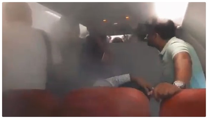 Pilot uçaktan inmeyen yolcuların üzerine soğuk hava püskürttü