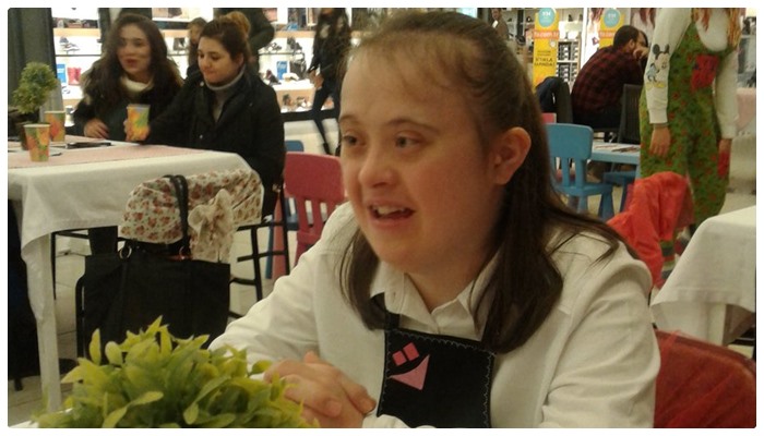 Yüzde 70 engelli Burcu’ya babası KHK’lı olduğu için bakım maaşı verilmedi