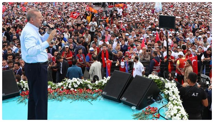 AKP’ye miting şoku: Yenikapı’ya 300 bin kişi katıldı