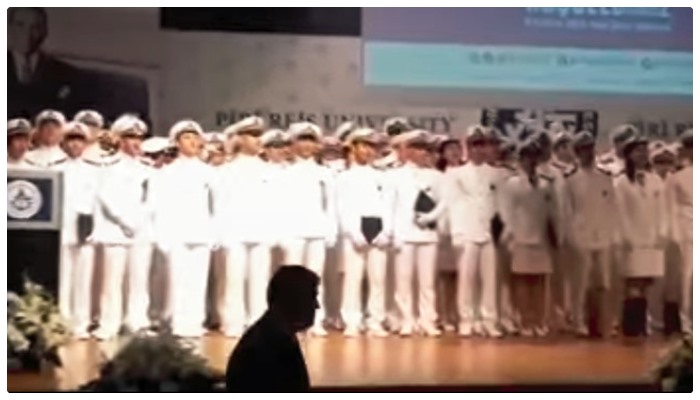 Diploma töreninde bakana şok tepki, salonu terk etti