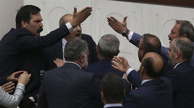 ‘Hukuku canavarlaştırdınız’ dedi, AKP’liler Ahmet Şık’a kürsüde saldırdı