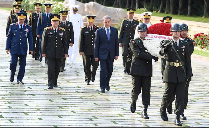 Milli Savunma Bakanı atanan Akar, görevini Yaşar Güler’e devretti