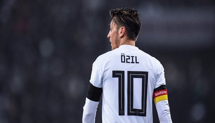Mesut Özil, Almanya’yı ikiye böldü