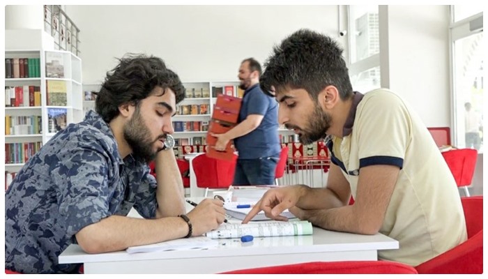 Diyarbakır’da Millet Kıraathanesine açıldı, koli koli kek ve su taşınıyor