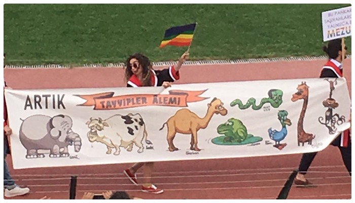 Tayyipler Alemi pankartını taşıyan öğrencilere Erdoğan’a hakaretten dava açıldı 