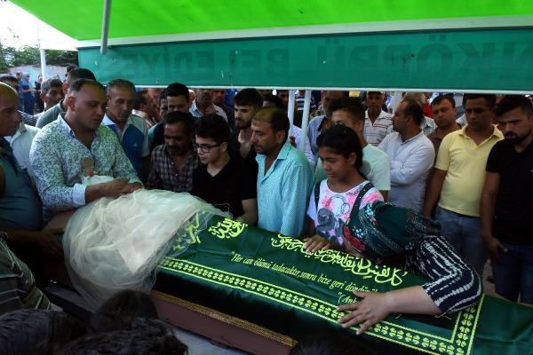 Tren faciasında yitirilen iki çocuğa acı veda: Oğuz Arda formayla, Mavinur gelinlikle toprağa verildi