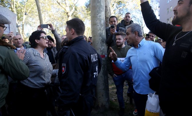 Köln cami açılışında Erdoğan yanlıları protestolara küfür tacizle karşılık verdi