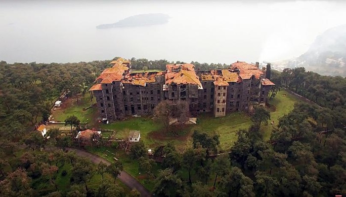 Avrupa’nın en büyük ahşap binası parça parça yıkılıyor