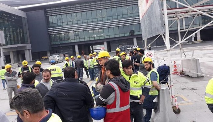 Açılışa bir hafta kala maaşlarını alamayan 3. Havalimanı işçileri iş bıraktı