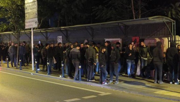 Erdoğan’ın seçim bölgesi Üsküdar’da gece yarısı bedelli kuyruğu