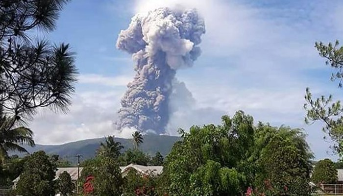 Deprem ve tsunamide bin 300 kişinin öldüğü Endonezya’da şimdi de yanardağ patladı