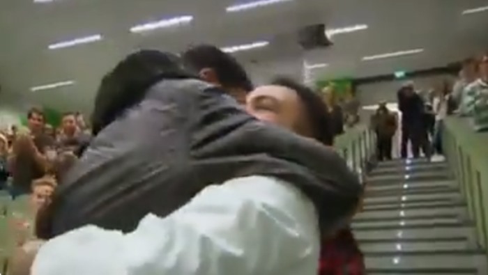 Ailesini 6 yıldır görmeyen Yemenli Mustafa’ya, Alman arkadaşlarından doğum günü sürprizi