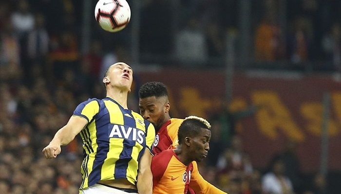 Galatasaray ile Fenerbahçe berabere kaldı, saha karıştı