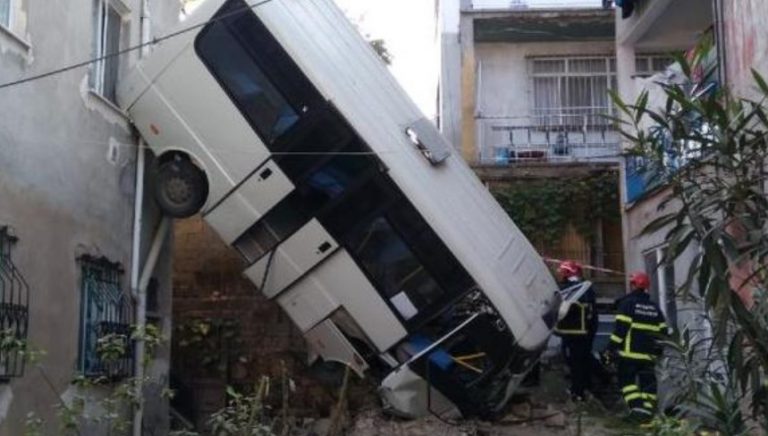  Bu kaza ancak Türkiye’de olur: Yolcu minibüsü, iki bina arasındaki boşluğa uçtu; 20 yaralı