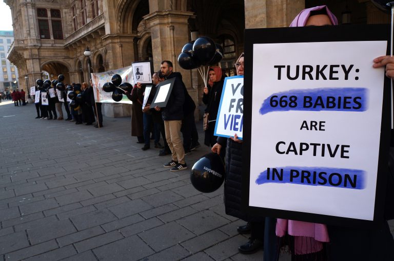 Cezaevindeki 743 bebeğin çığlığı Viyana’da; “Sesimi Duy!”