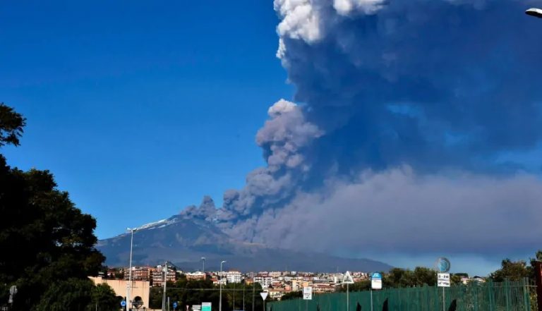 Avrupa’nın en aktif yanardağı Etna lav püskürtmeye başladı