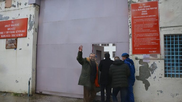 Sırrı Süreyya Önder cezaevine teslim oldu