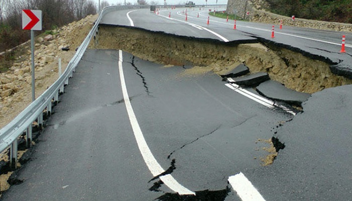 Yağmur yağdı, yol 3 metre çöktü!