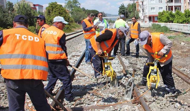 TCDD’nin yol kenarında bıraktığı atık cıvataları toplayan işçiler tutuklandı