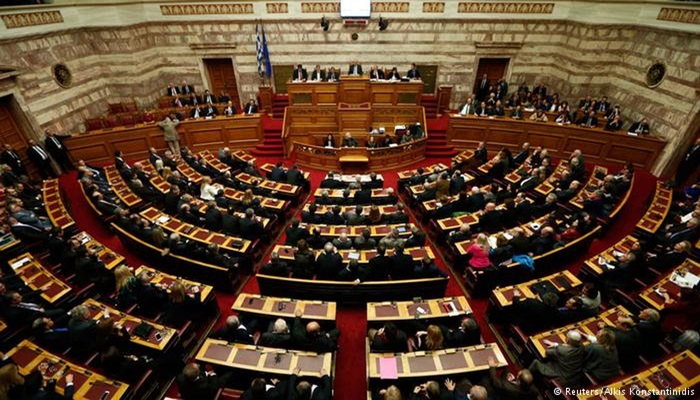 Yunanistan’da koalisyon hükümeti dağılma noktasında; Çipras güvenoyu arayacak