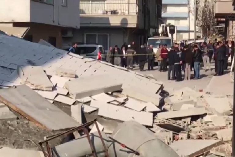 Bu kez Mersin’de oldu: 5 katlı bina çöktü