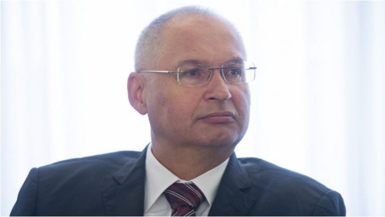 ‘Sosyal deney’ için marketten sandviç çalan milletvekili istifa ettirildi