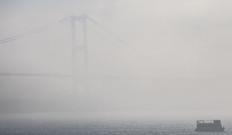 Yoğun sis, İstanbul ve Çanakkale’de boğaz trafiğini durdurdu