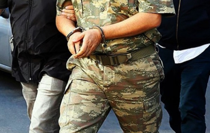 İzmir’de asker ve eski askeri öğrencilere operasyon: 15 gözaltı