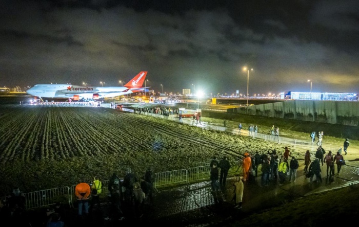 Türk kökenli işadamı otelinin bahçesine Boeing 747 park ettirdi