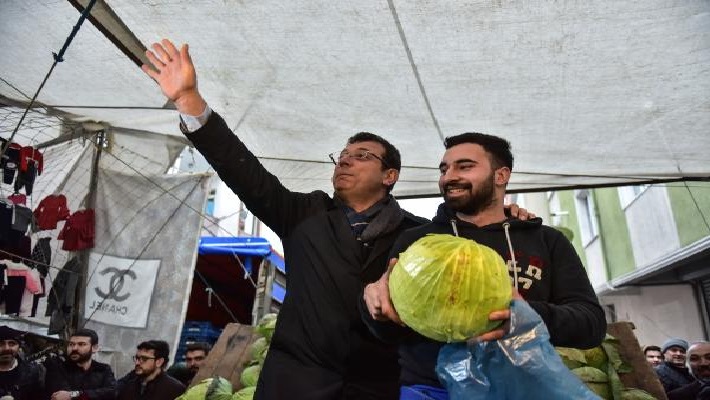 İmamoğlu önce dert dinledi, sonra lahana sattı