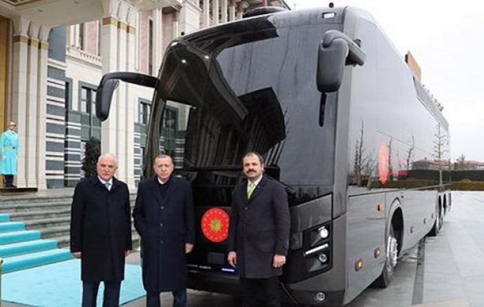Katar’dan uçaktan sonra şimdi de hediye otobüs