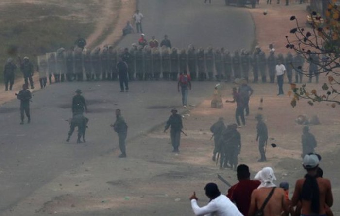 Sınırları kapatan Venezuela ordusu muhaliflerin üzerine ateş açtı: En az 2 kişi daha öldü, 300 kişi yaralandı