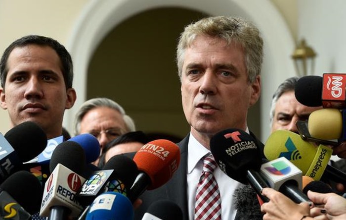Venezuela Alman büyükelçiyi istenmeyen kişi ilan etti; 48 saat süre verdi