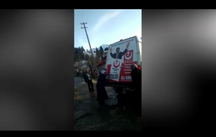 Muhtar, kaza yapan kadınlara ‘AKP’li değilsiniz’ diyerek yardım etmedi
