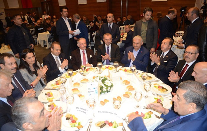 Binali Yıldırım, kızının elinden plaket aldı; ‘6 Mayıs’tan sonra da otogarı Galip Öztürk işletecek’ iddiası