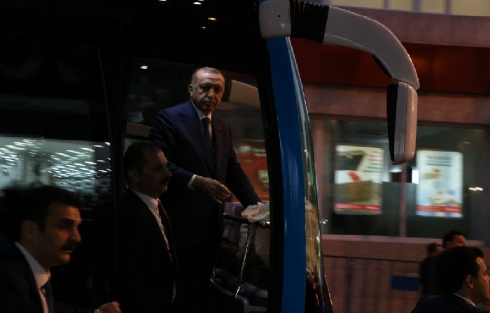 Erdoğan, çayları otobüsten salladı: Hanımefendilere cumhurbaşkanımızın keyif çayı ikramıdır, afiyet olsun!