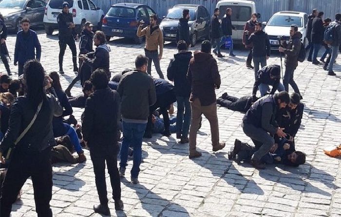 İstanbul Üniversitesi öğrencilerine ters kelepçeli gözaltı