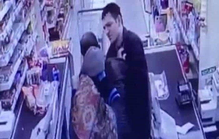 Çocuğu için bebek maması çalarken yakalanan baba gözaltına alındı