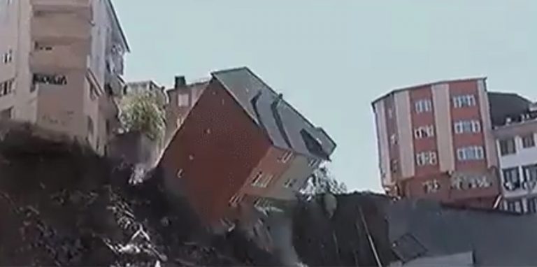 İstinat duvarı çöktü, apartman yıkıldı