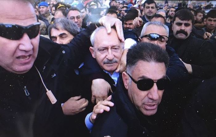Kılıçdaroğlu’na şehit cenazesinde saldırı