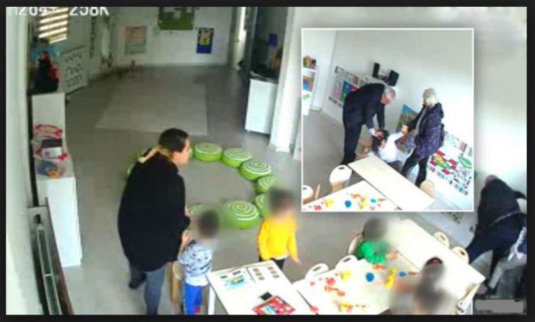 Vahim görüntüler!.. Anaokulu öğretmenine, çocukların önünde dayak